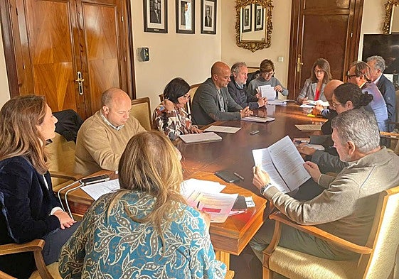 Reunión de los distintos grupos, con los técnicos, sobre los presupuestos.