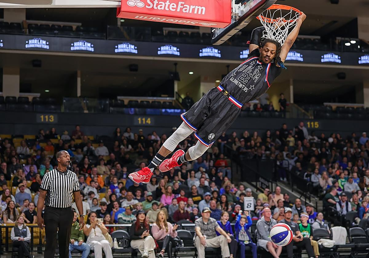 Un mate de los Harlem Globetrotters en un partido.