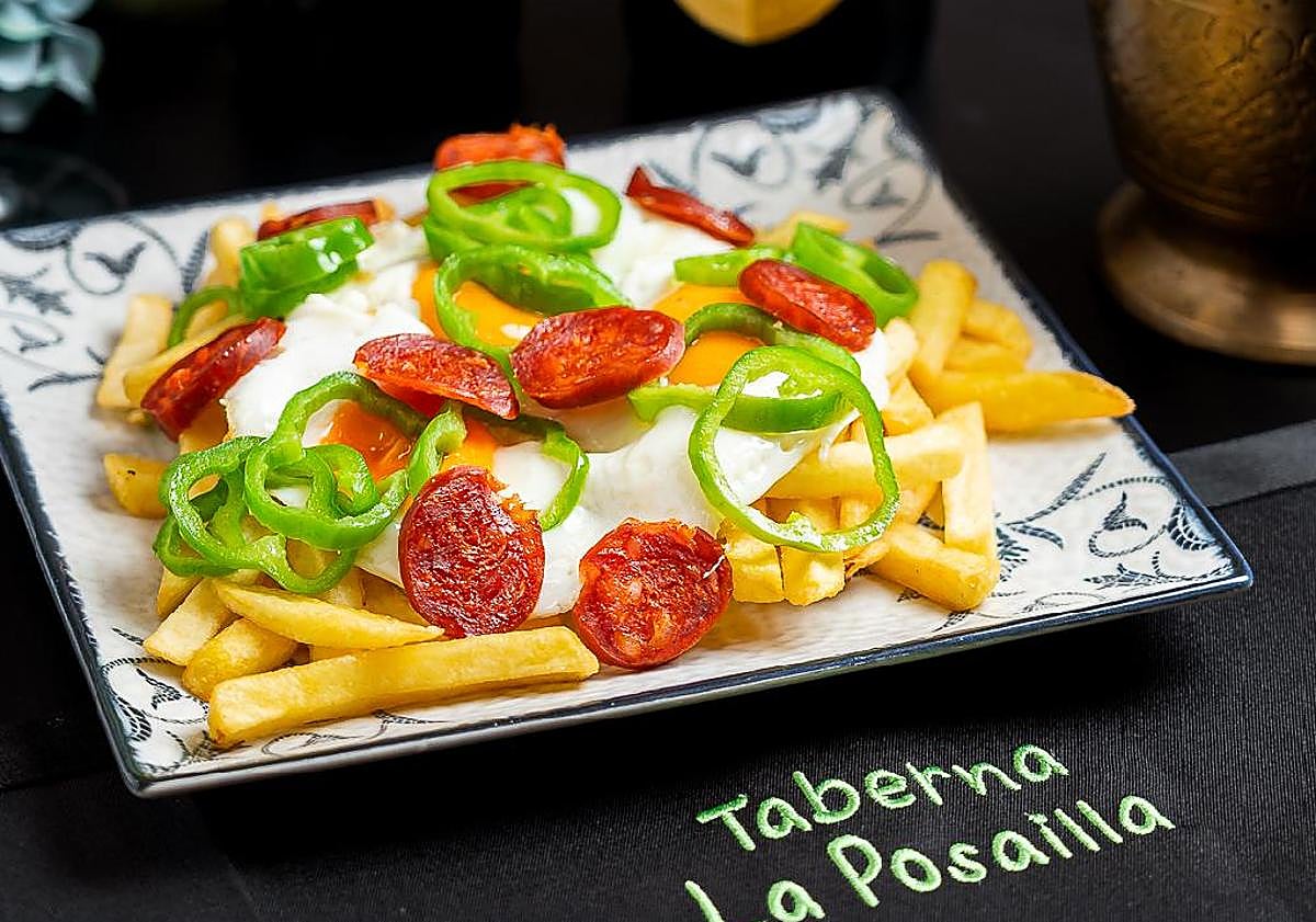 Imagen principal - Reabre una histórica taberna de Granada fundada en 1974: «Damos las gracias por tener el local lleno»