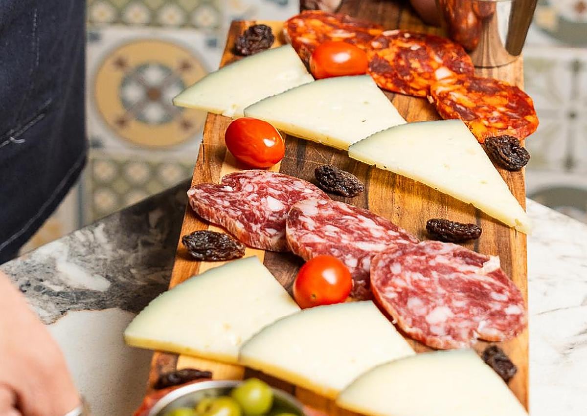 Imagen secundaria 1 - Reabre una histórica taberna de Granada fundada en 1974: «Damos las gracias por tener el local lleno»