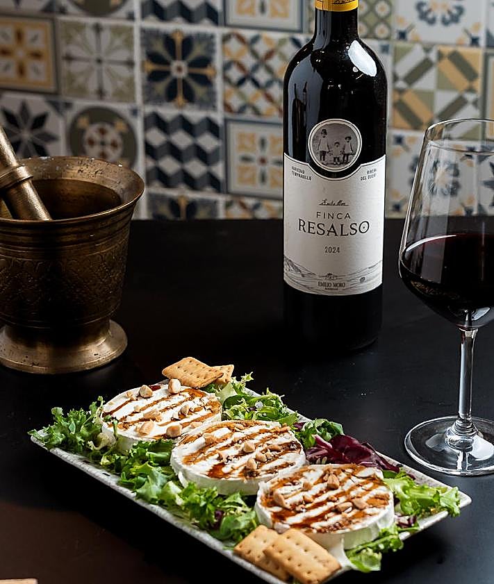 Imagen secundaria 2 - Reabre una histórica taberna de Granada fundada en 1974: «Damos las gracias por tener el local lleno»