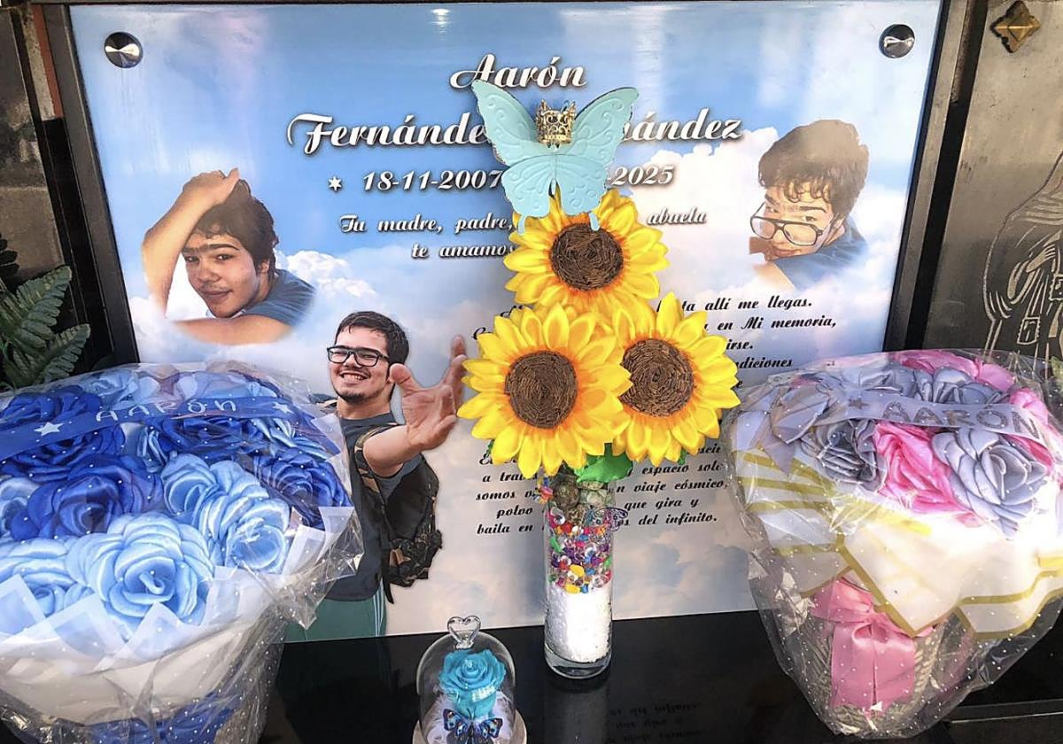 Tumba de la que sustrajeron la corona, colocada justo encima de la mariposa.