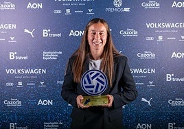 Sonya Keefe, con el premio.
