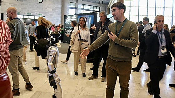 Cincuenta años después de Star Wars, los robots que imaginamos imposibles ya nos preparan la tortilla