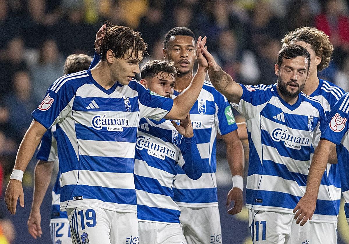 Los futbolistas del Granada felicitan a Jorge Pascual por uno de sus dos goles al Roda.