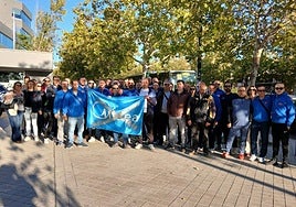 La plantilla de Steelgran en la puerta del Sercla, donde aguardaron hasta el acuerdo.