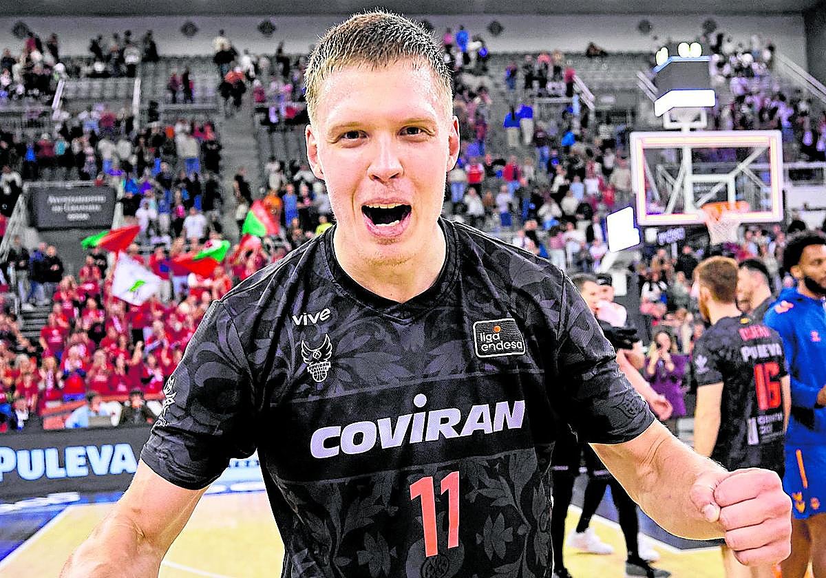 Elias Valtonen celebra el triunfo ante el Valencia Basket.