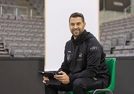 'Juanra' Ruiz vive con intensidad la labor de banquillo del Covirán.