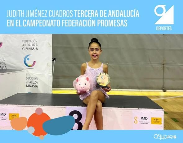 Judith Jiménez posa con el trofeo como tercera del campeonato andaluz.