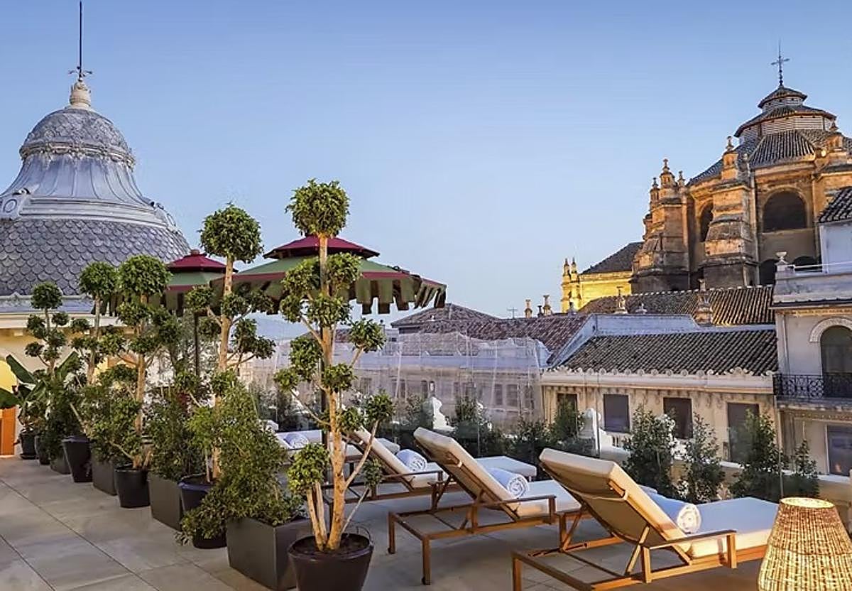 Imagen principal - Distintos espacios de este hotel de lujo en Granada. 