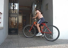 La ley aclara si se puede dejar la bicicleta en el portal del edificio.