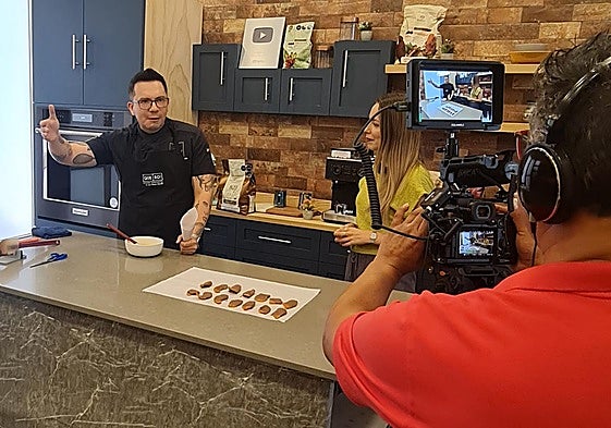 El equipo, durante la grabación del documental con el chef mexicano José Ramón Castillo.