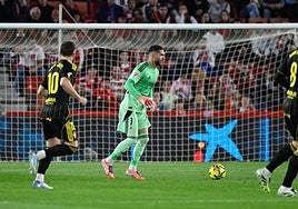 Luca Zidane juega un balón con los pies contra el Zaragoza.