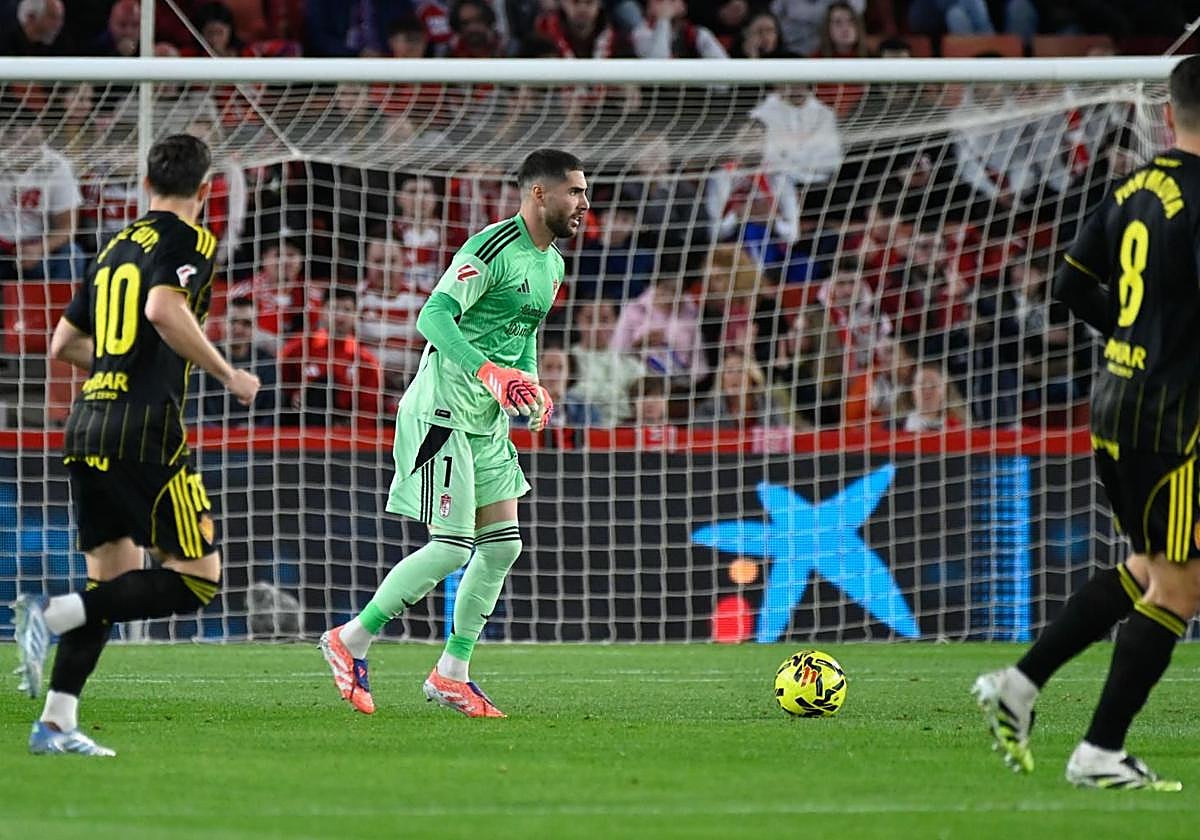 Luca Zidane juega un balón con los pies contra el Zaragoza.