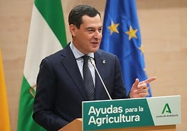 El presidente de la Junta de Andalucía, Juanma Moreno, ayer en un acto con agricultores en Almería.
