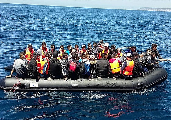 Salvamento rescata a diez migrantes de una neumática a la deriva en Cabo de Gata