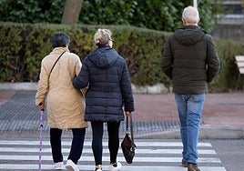 Personas mayores pasean.