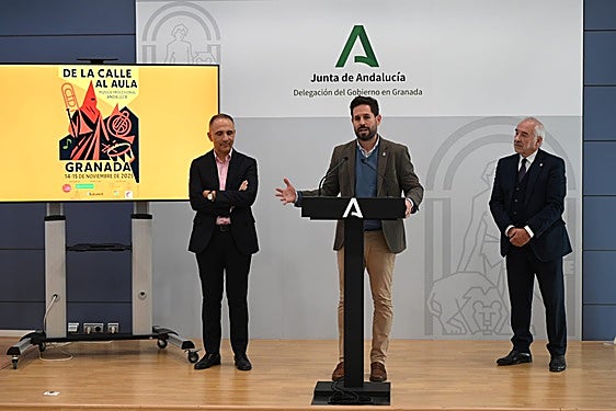 El delegado territorial de Turismo, Cultura y Deporte, David Rodríguez, el presidente de la Real Federación Cofradías de Granada, Armando Ortiz y Enrique Crespo, miembro del equipo de trabajo del proyecto musical CENTRA-IUHS, han presentado el proyecto.