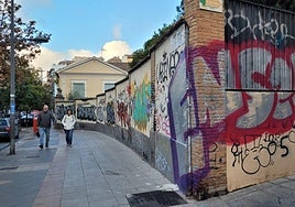 Los muros de las Siervas, llenos de pintadas.