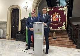El subdelegado del Gobierno, José Antonio Montilla, y el delegado del Gobierno, Pedro Fernández, en rueda de prensa.