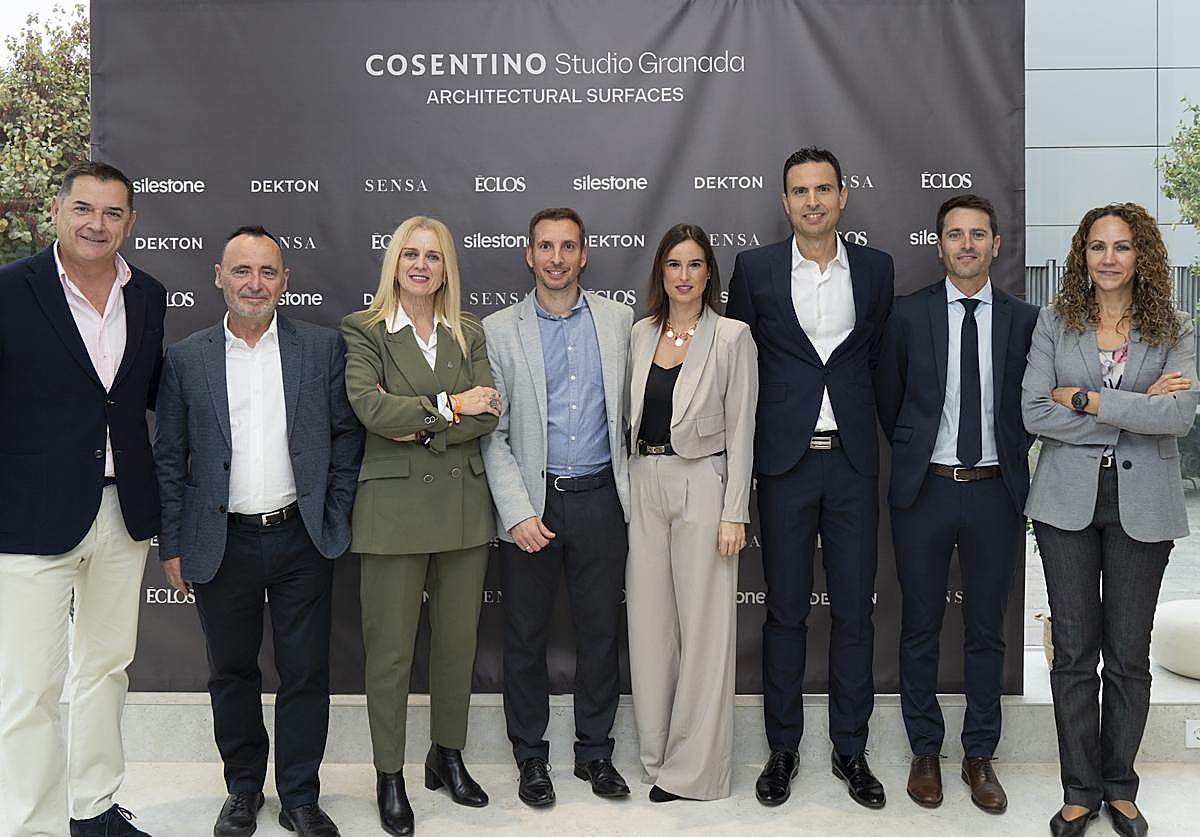 Miembros del equipo Cosentino, junto a la concejal de Comercio.
