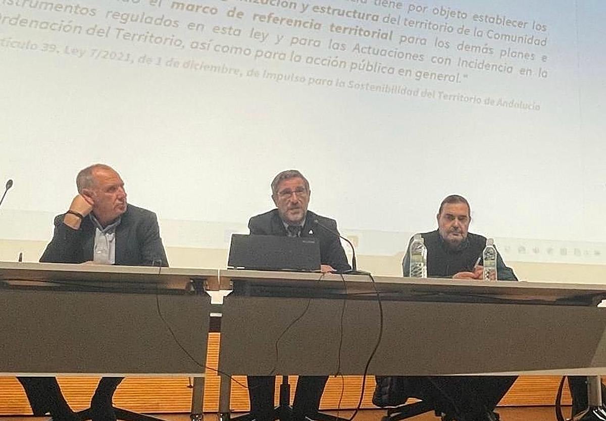 El delegado de Fomento, Miguel Contreras, junto a dos técnicos, en la presentación del POTA.