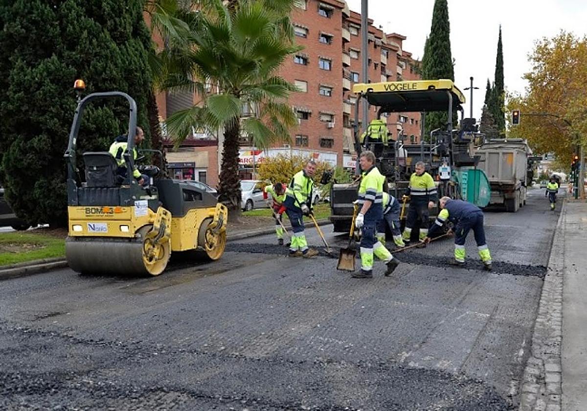 Granada culmina en plazo el plan asfáltico 2025 renovando más de 30.000 metros cuadrados de firme urbano