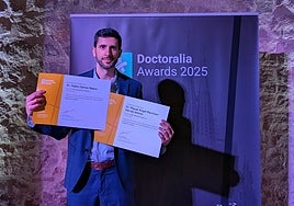 El granadino Miguel Martínez Hervás recibió en Barcelona el reconocimiento de Doctoralia a cardiólogo más valorado de España y recogió el de su compañero el neumólogo Pablo Gámez.