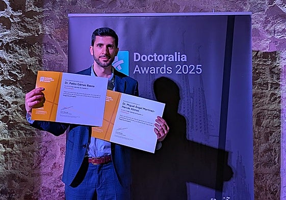 El granadino Miguel Martínez Hervás recibió en Barcelona el reconocimiento de Doctoralia a cardiólogo más valorado de España y recogió el de su compañero el neumólogo Pablo Gámez.