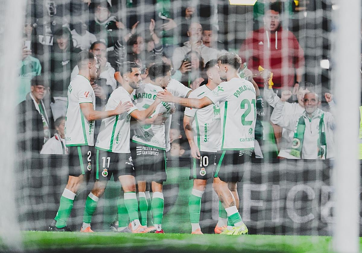 Los futbolistas del Racing celebran un gol en El Sardinero.