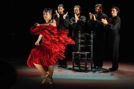 Patricia Guerrero taconea con ímpetu y poderío las tablas del teatro Alhambra al son de las palmas.