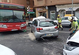 Dos bomberos trabajan en el lugar del accidente en la avenida Pablo Picasso del Zaidín.