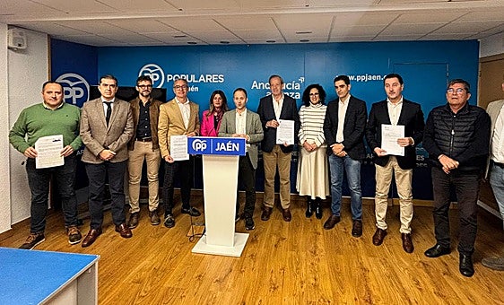 Erik Domínguez junto a los alcaldes que le acompañarán en el viaje.