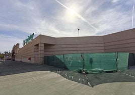 Obras, desde el exterior, del futuro gimnasio que se pondrá en marcha en La Loma.