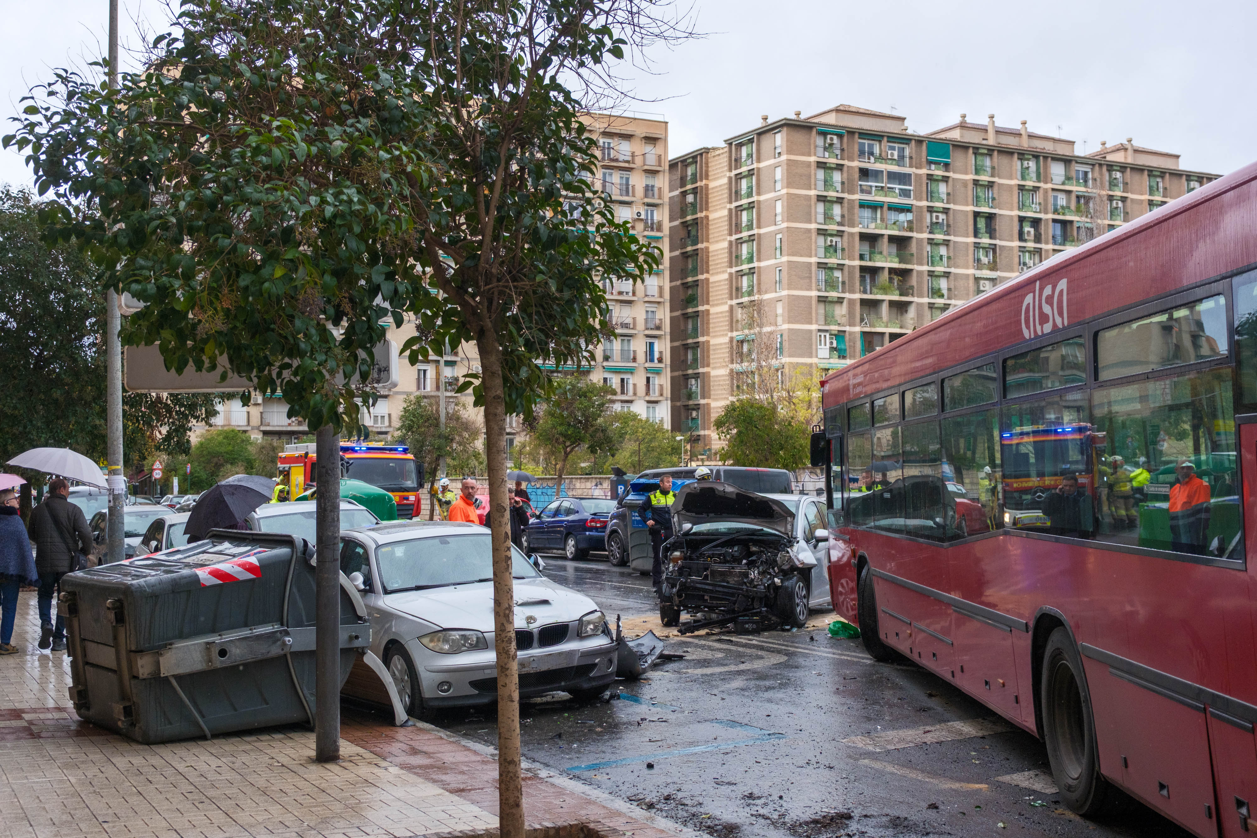 Las impactantes imágenes del accidente en la avenida Pablo Picasso de Granada