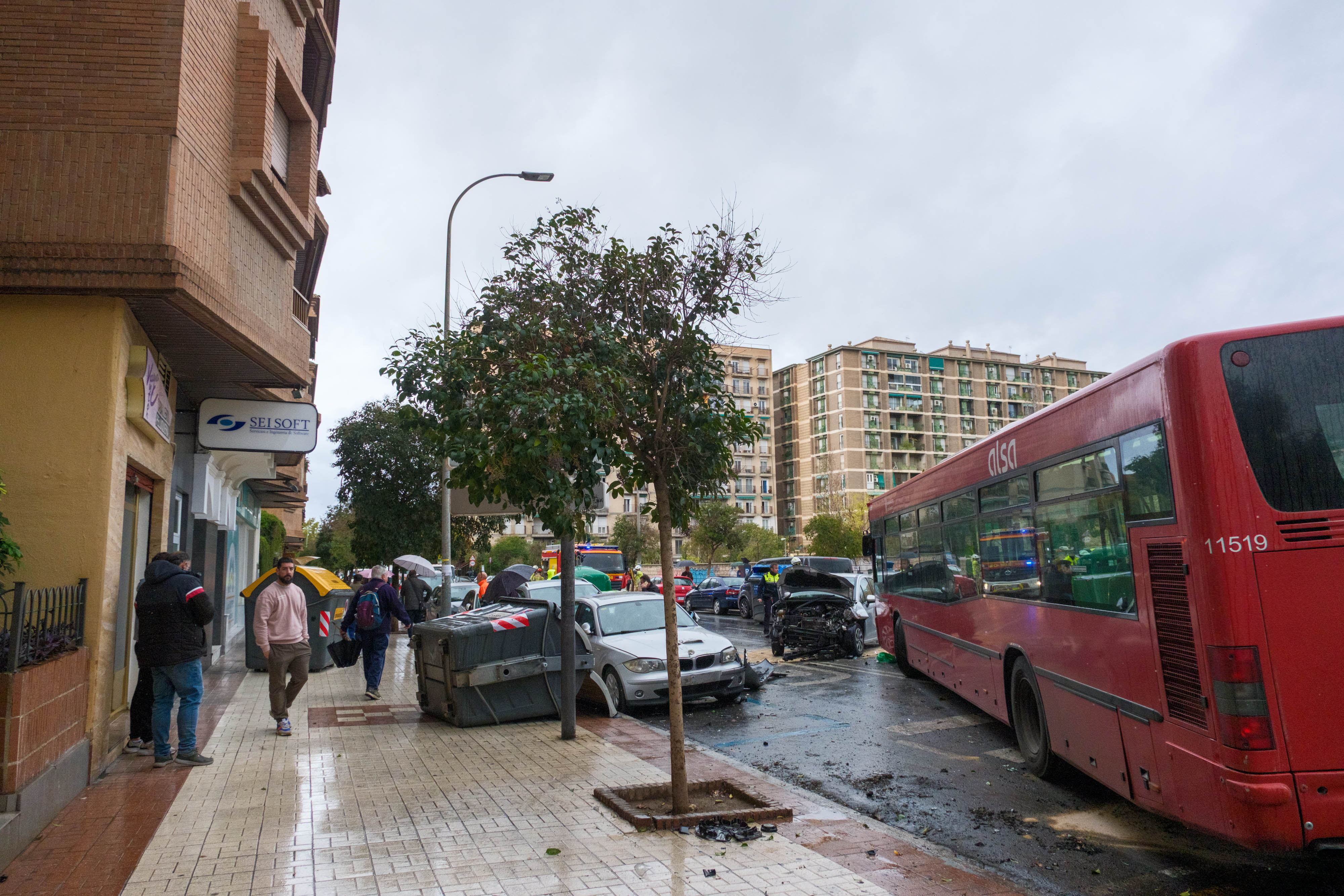 Las impactantes imágenes del accidente en la avenida Pablo Picasso de Granada