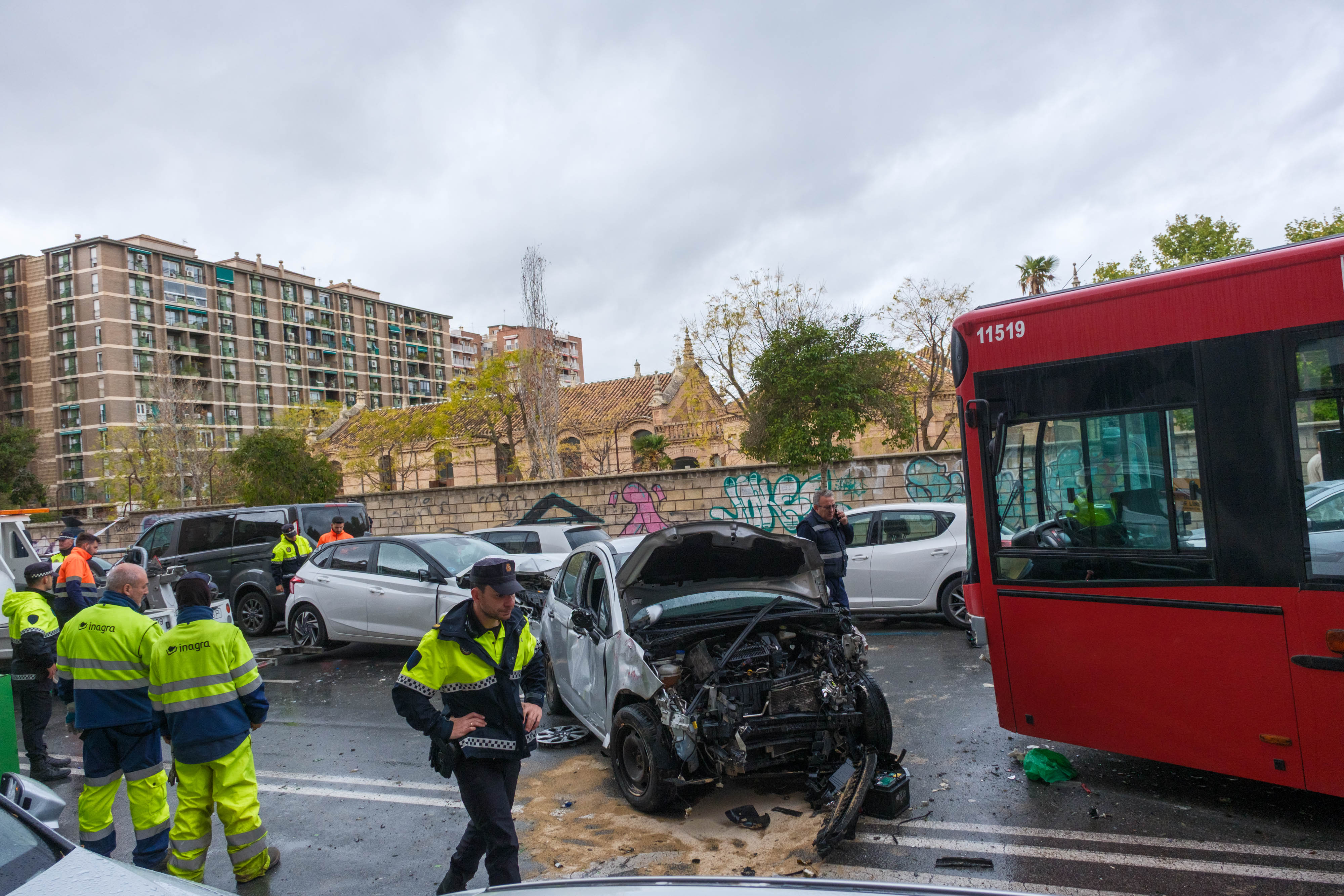 Las impactantes imágenes del accidente en la avenida Pablo Picasso de Granada