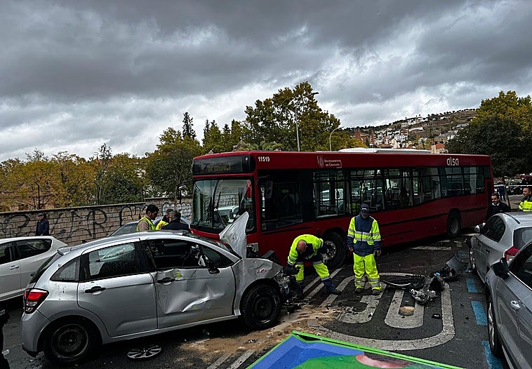 El autobús accidentado contra uno de los vehículos.