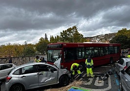 El autobús accidentado contra uno de los vehículos.