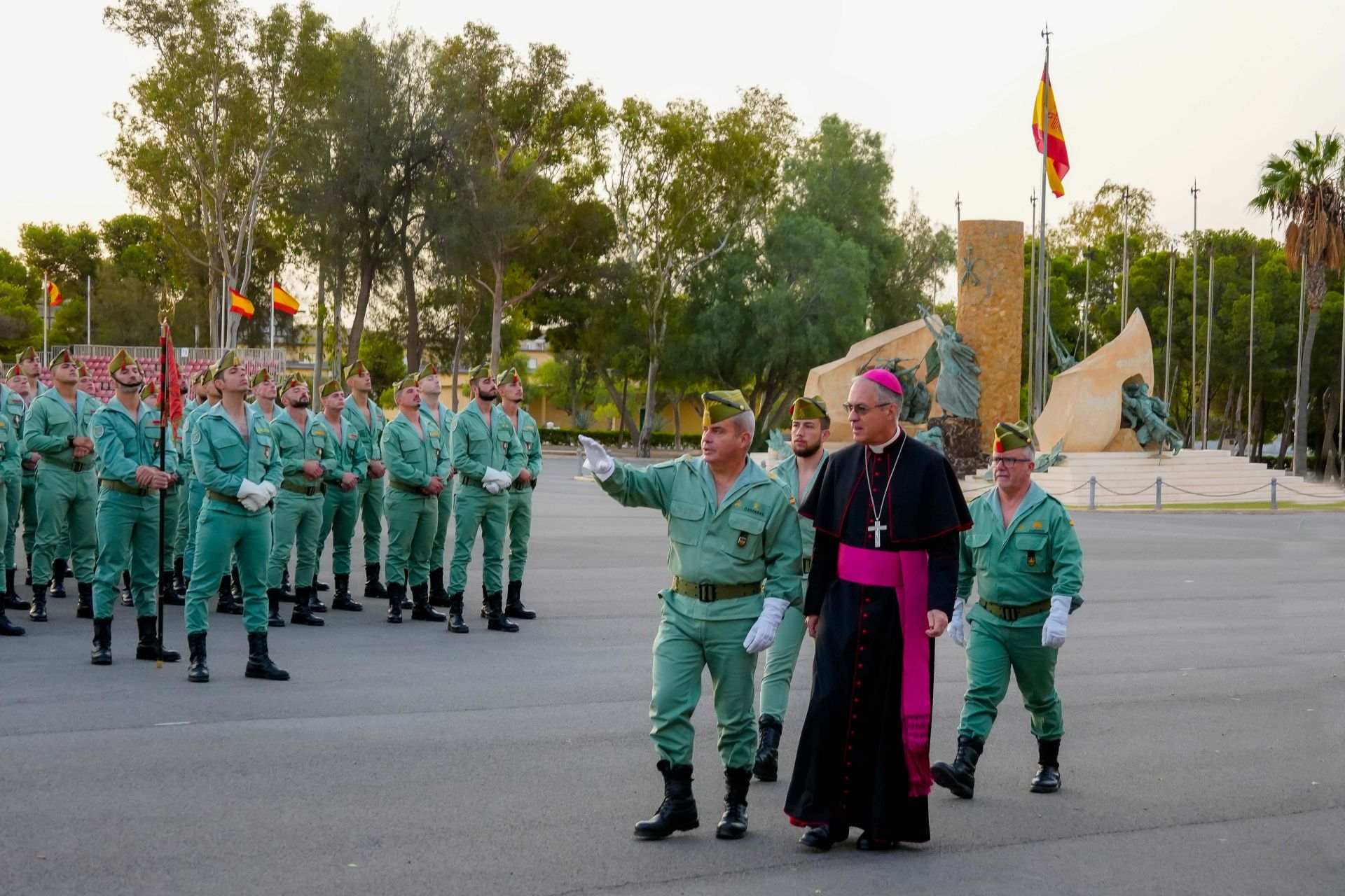 Visita del arzobispo castrense a la Base de Viator.