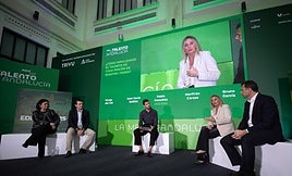 La mesa-coloquio, titulada '¿Cómo impulsamos el talento de cada rincón de nuestra tierra?', ha contado también con la participación del alcalde de Córdoba, José María Bellido; el regidor de Cádiz, Bruno García; y la alcaldesa de Torremolinos, Marga del Cid