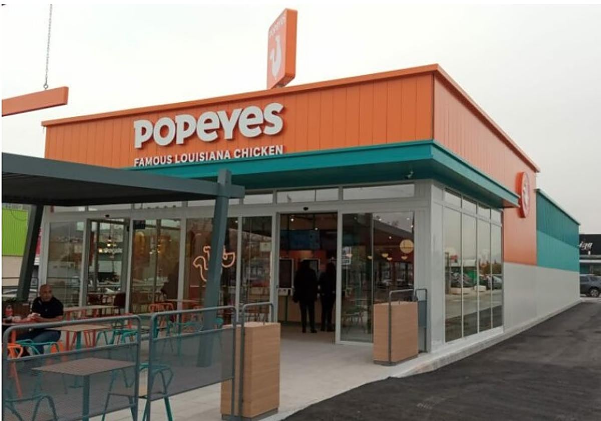 Abre un nuevo Popeyes en Granada.