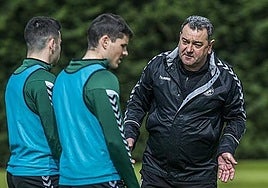Pouso conversa con Sergio Ruiz durante su etapa en el Racing de Santander.