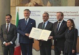 Francisco de Asís Muñoz sostiene el diploma del Consejo de Europa recibido en Florencia.
