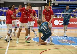 Sleuriink y Oliva ayudan a levantarse a Räsänen, en un partido con Unicaja 'maniatado'.