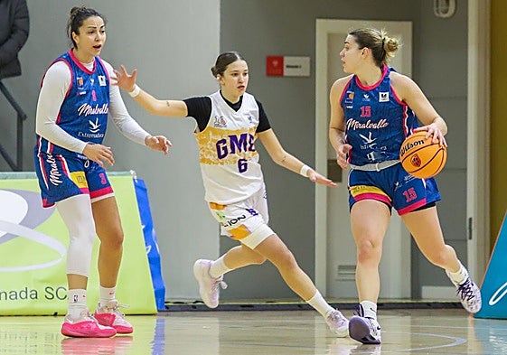 Carmen Villanueva, en el centro, se emplea en defensa.