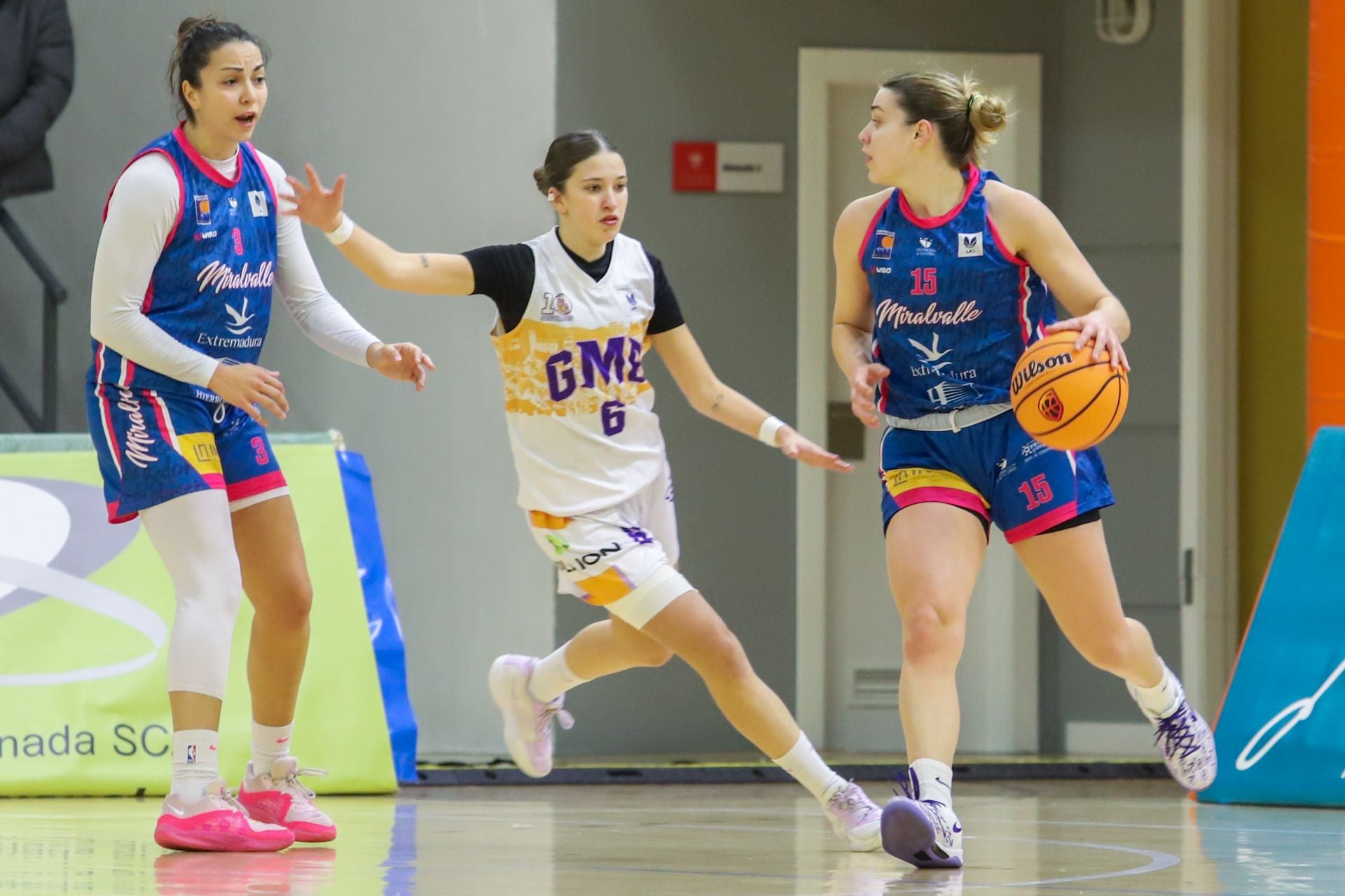 Carmen Villanueva, en el centro, se emplea en defensa.