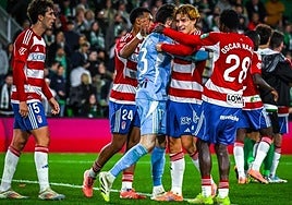 Los futbolistas del Granada felicitan a Ander Astralaga por sus paradas al final.
