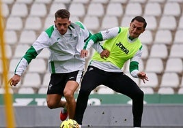 El granadino y exrojiblanco Isma Ruiz conduce un balón durante el último entrenamiento de su equipo.