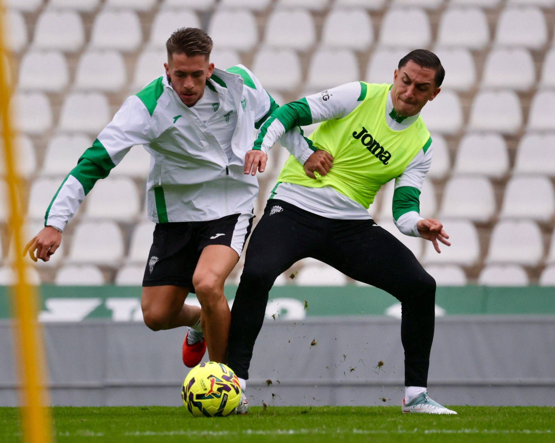 El granadino y exrojiblanco Isma Ruiz conduce un balón durante el último entrenamiento de su equipo.